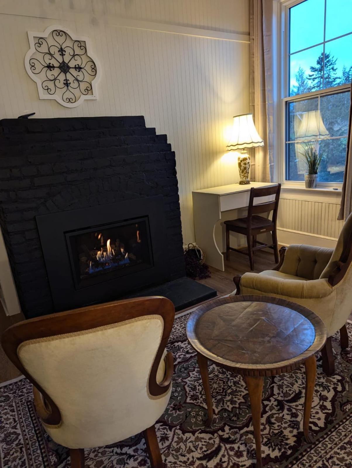 Woodside Farm Country Inn Sooke Exterior photo
